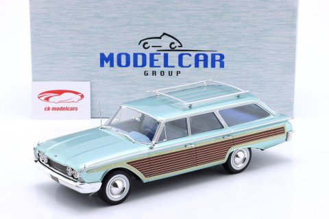 Ford LTD Country Squire Bouwjaar 1960 lichtblauw metalen / houtlook 1:18 ModelCar Group