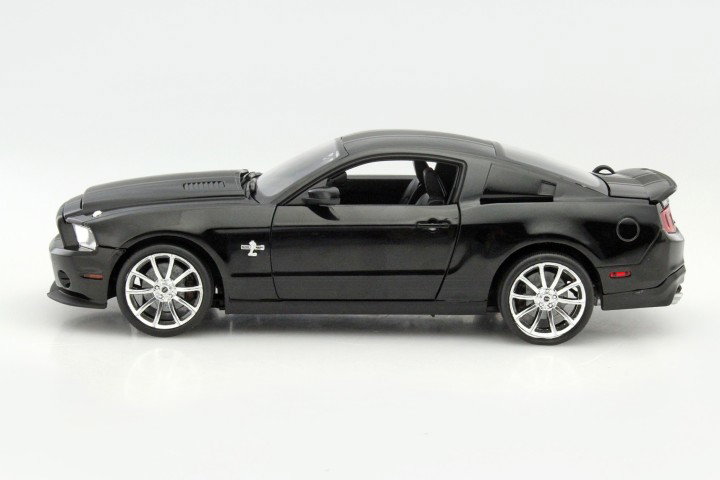Shelby GT 500 Super Snake år 2010 sort 1:18 Shelby Collectibles