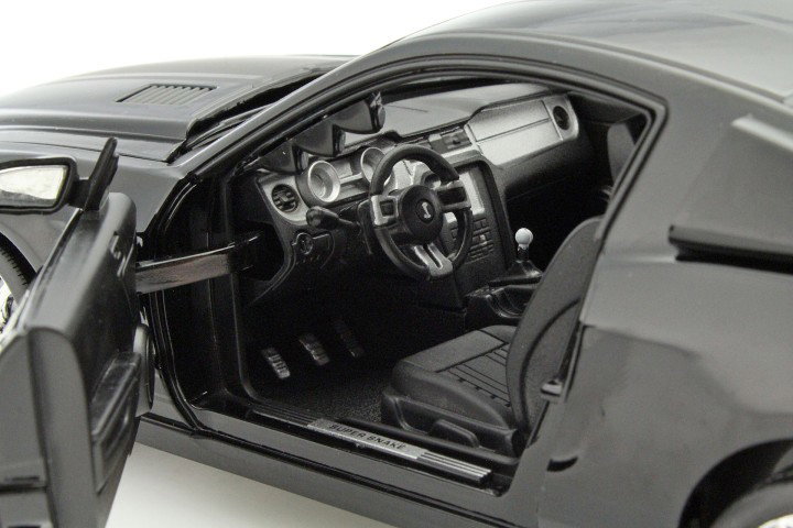 Shelby GT 500 Super Snake år 2010 sort 1:18 Shelby Collectibles