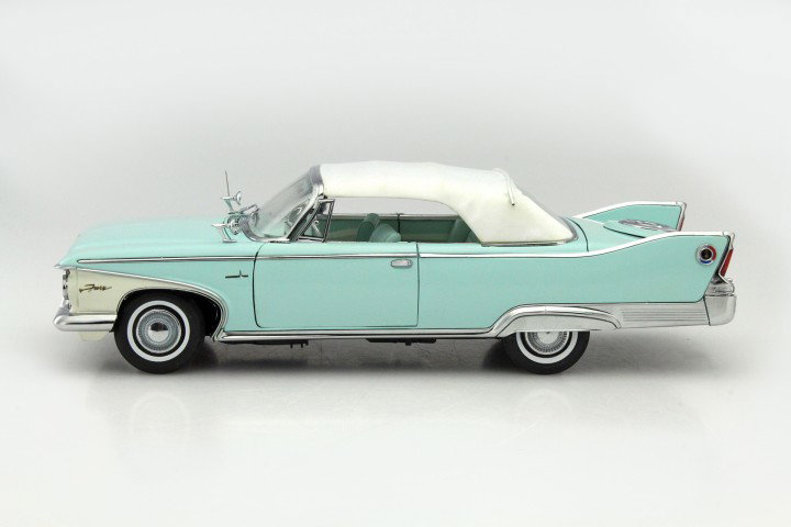 Plymouth Fury Closed Convertible år 1960 turkis 1:18 SunStar