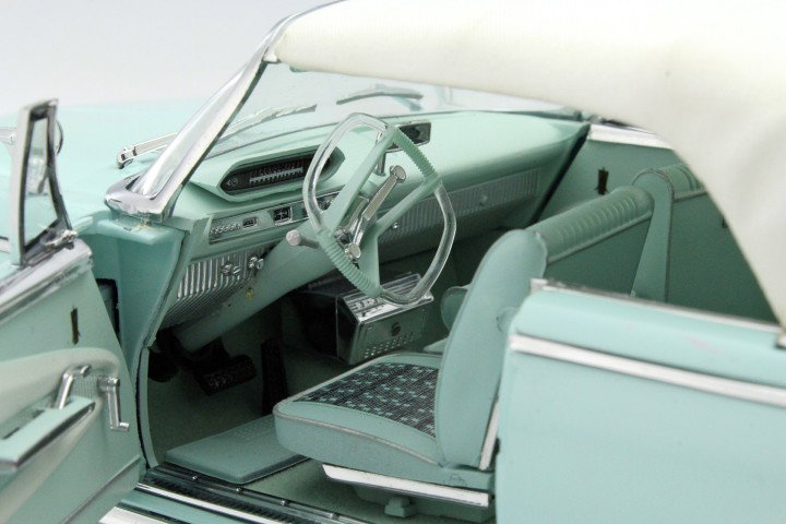 Plymouth Fury Closed Convertible år 1960 turkis 1:18 SunStar