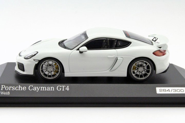 Porsche Cayman GT4 white 1:43 Minichamps