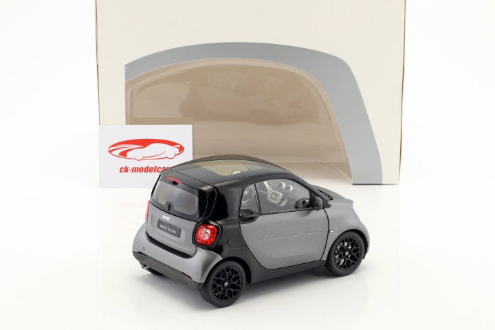 Smart fortwo Coupe (C453) noir / gris 1:18 Norev