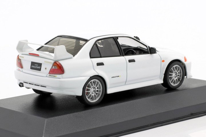 Mitsubishi Lancer Evo V RHD white 1:43 WhiteBox
