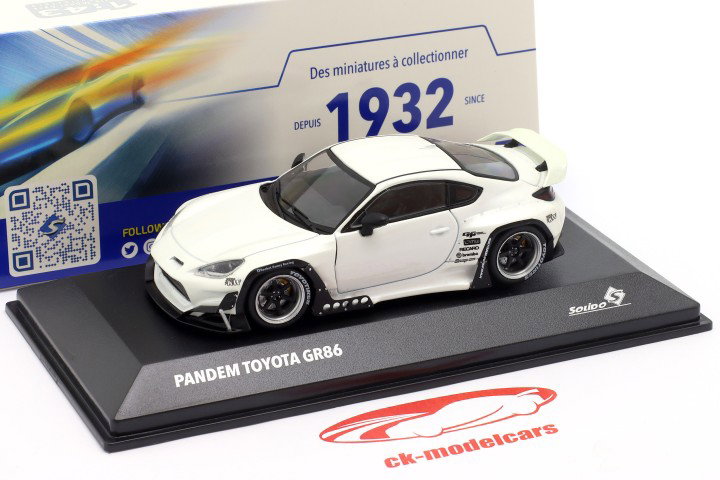 Toyota GR86 Pandem Rocket Bunny branco 1:43 Solido