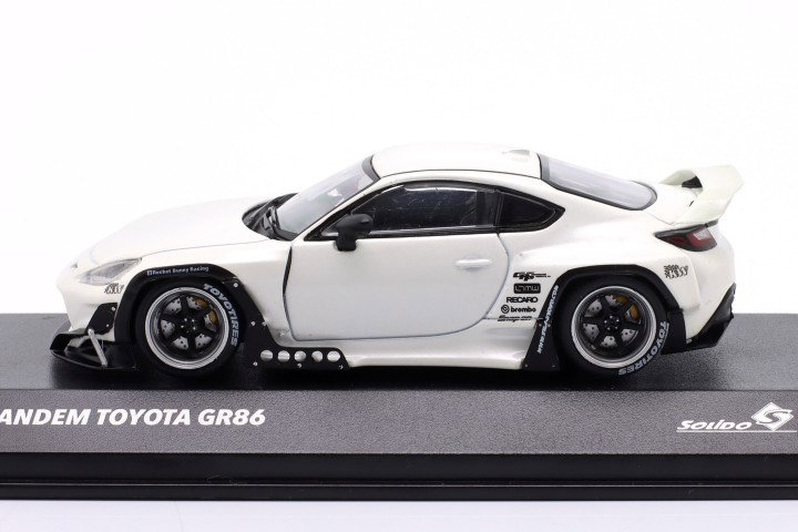 Toyota GR86 Pandem Rocket Bunny branco 1:43 Solido