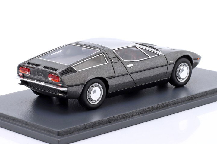 Maserati Bora Año de construcción 1971 gris metálico / plata 1:43 Schuco