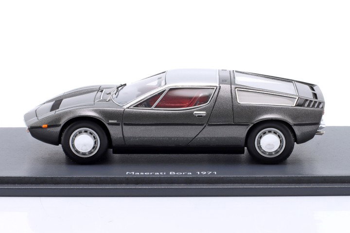 Maserati Bora Año de construcción 1971 gris metálico / plata 1:43 Schuco