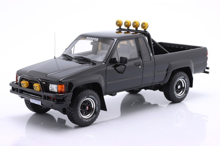 Toyota Hilux SR5 Pick-Up Byggeår 1985 sort 1:18 OttOmobile