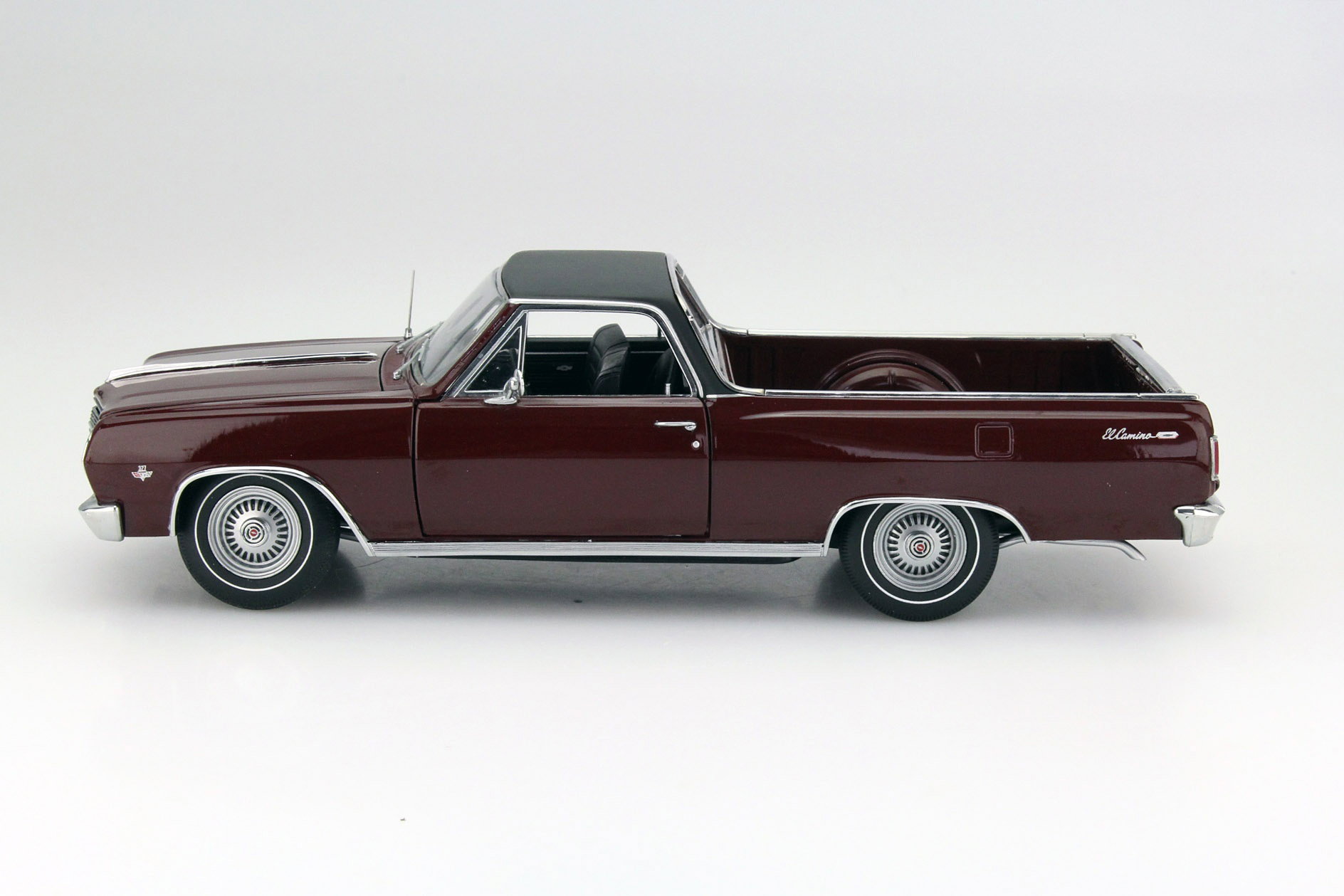 Chevrolet El Camino mit schwarzem Dach Baujahr 1965 rotbraun 1:18 GMP