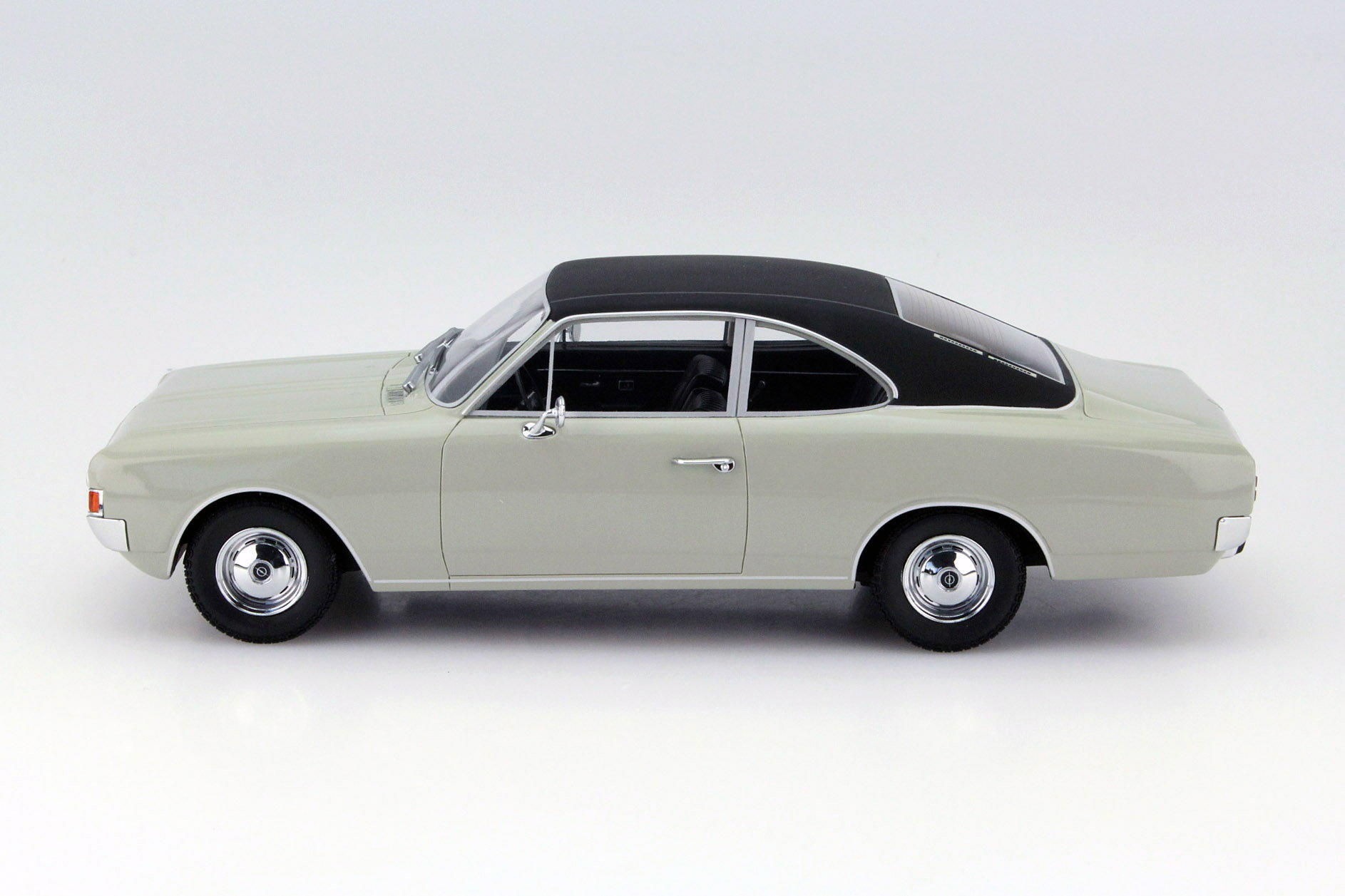 Opel Rekord C Coupe Baujahr 1966 grau 1:18 Minichamps