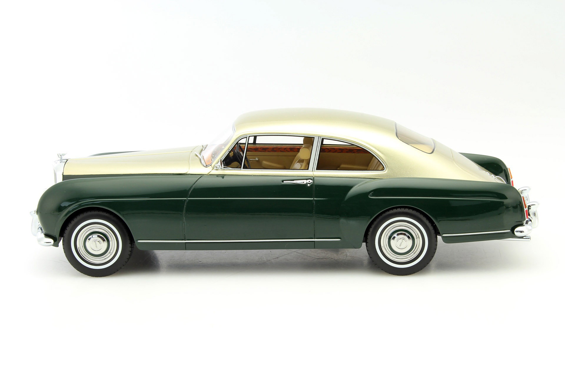 Bentley S1 Continental Mulliner Sports Saloon RHD jaar 1956 groen / goud 1:18 BoS-Models