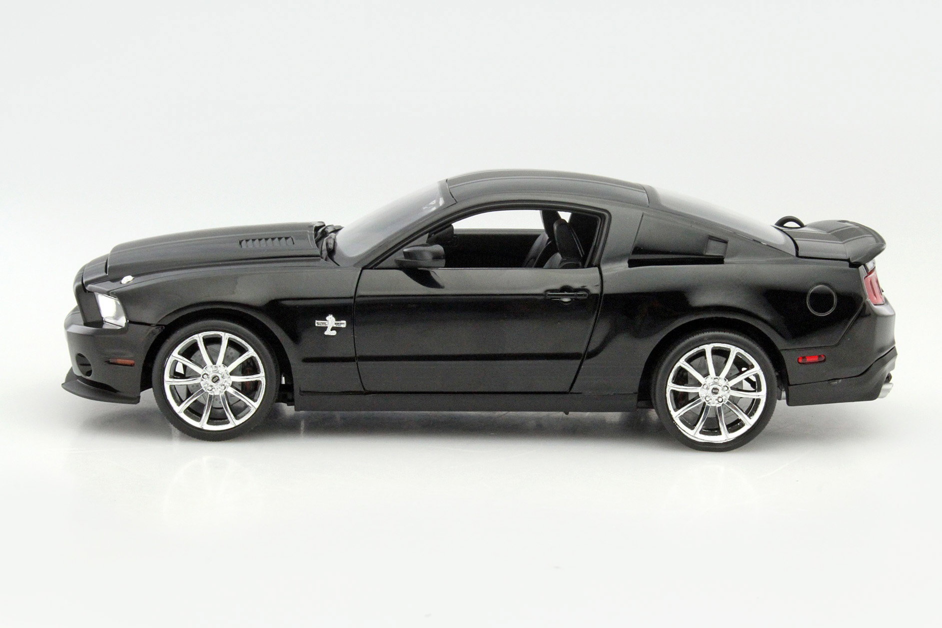 Shelby GT 500 Super Snake år 2010 sort 1:18 Shelby Collectibles