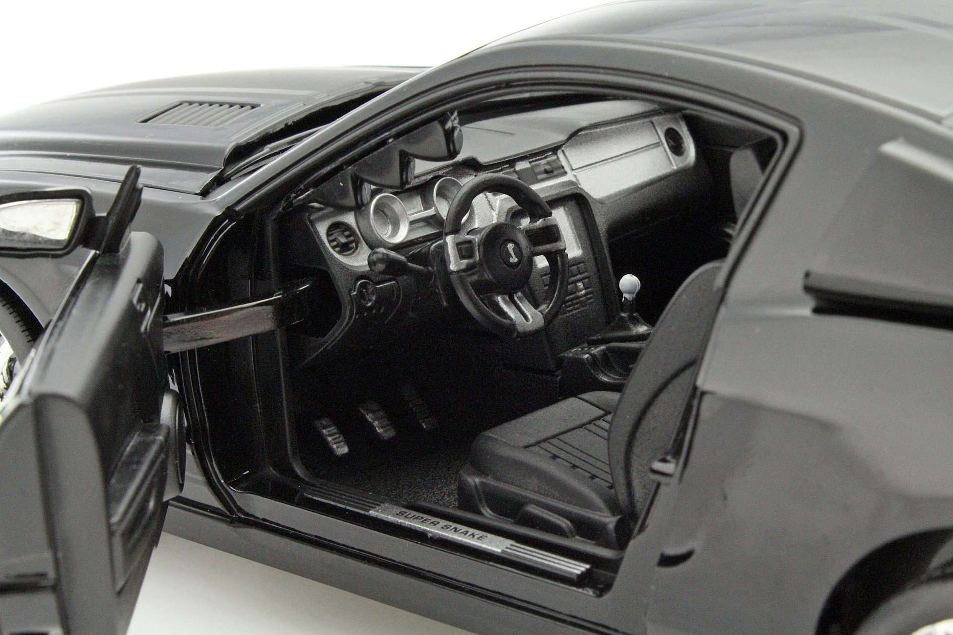Shelby GT 500 Super Snake år 2010 sort 1:18 Shelby Collectibles