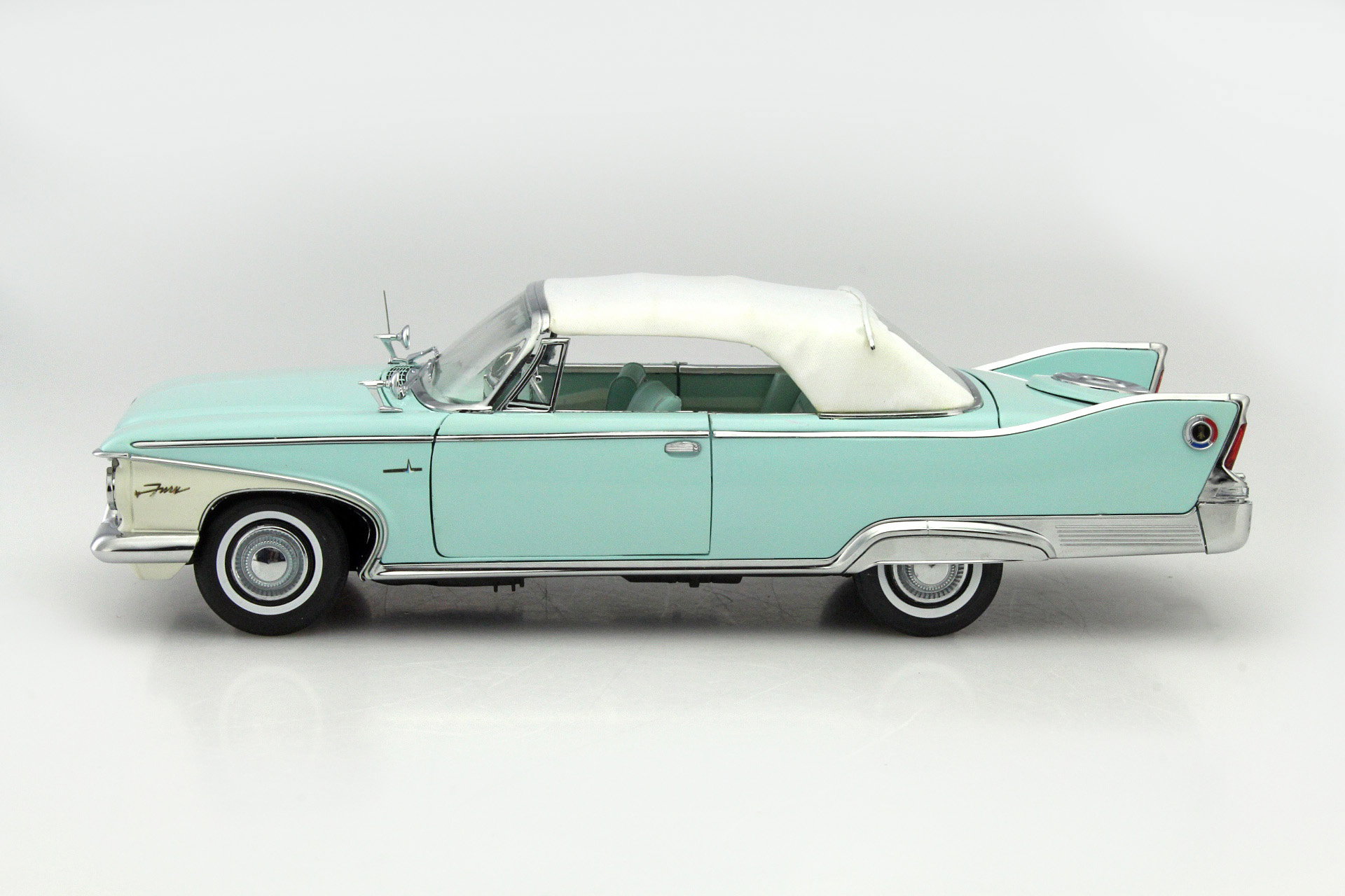 Plymouth Fury Closed Convertible år 1960 turkis 1:18 SunStar
