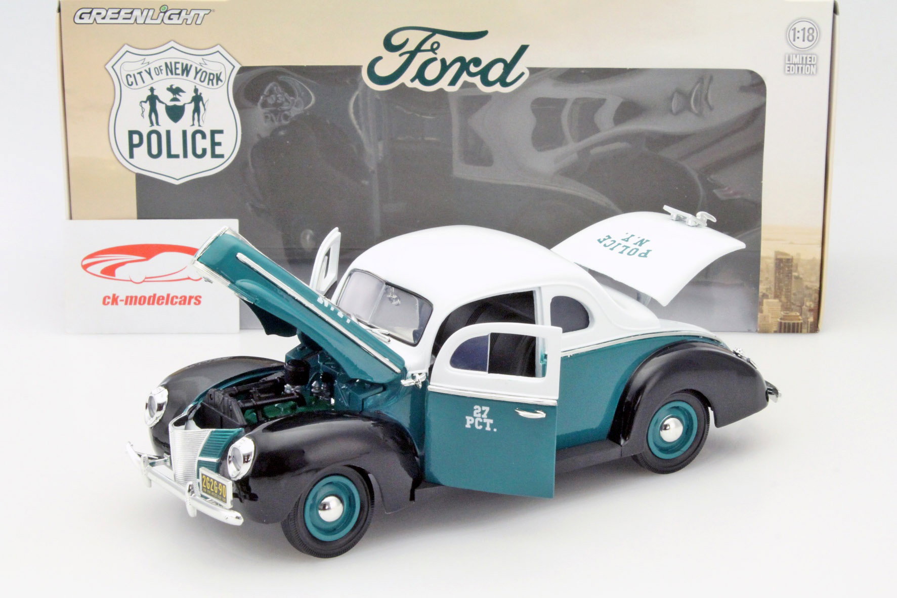 Ford Deluxe Coupe NYPD Year 1940 green / white 1:18 Greenlight