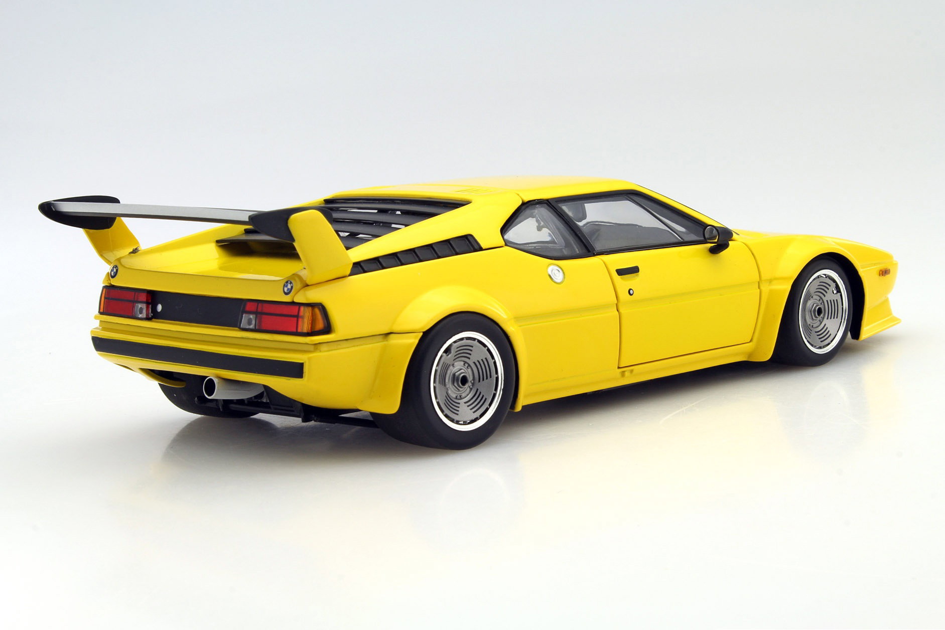 BMW M1 Pro Car Plain Body Version ano 1979 amarelo 1:18 Minichamps