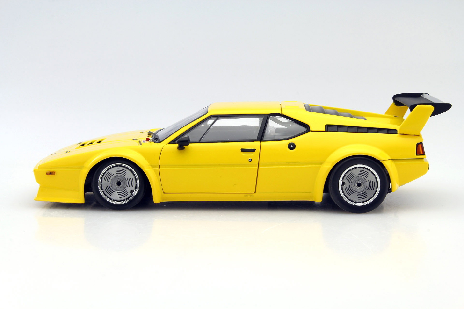 BMW M1 Pro Car Plain Body Version ano 1979 amarelo 1:18 Minichamps