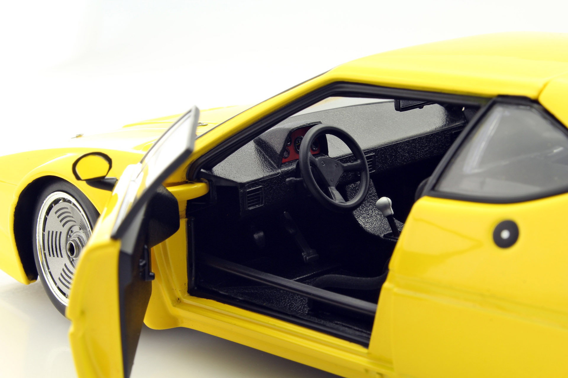 BMW M1 Pro Car Plain Body Version ano 1979 amarelo 1:18 Minichamps