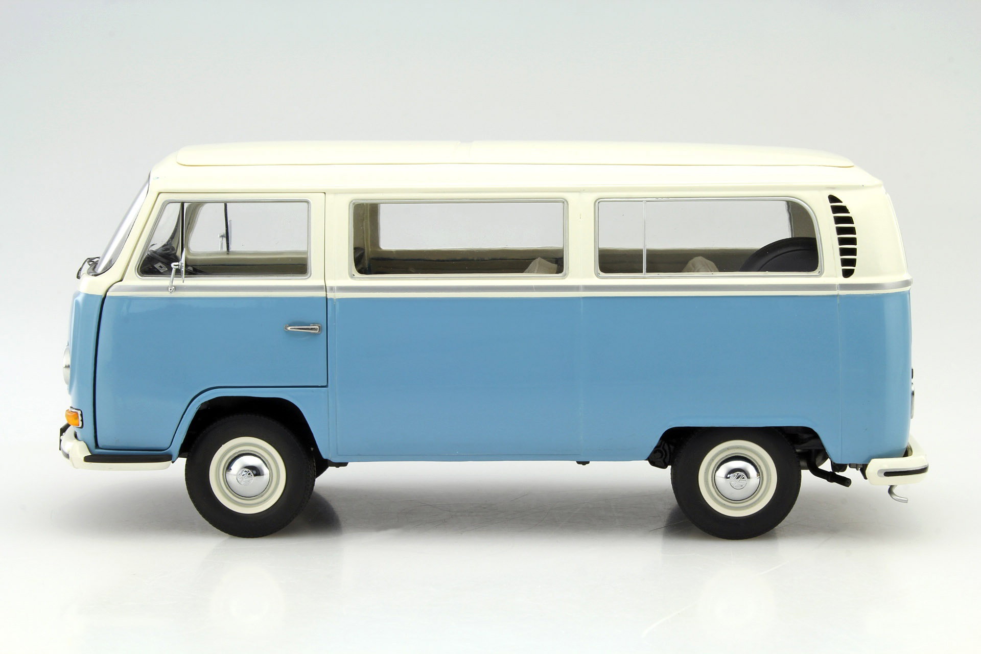Volkswagen VW T2a Bus Year 1967-70 blue / white 1:18 Schuco
