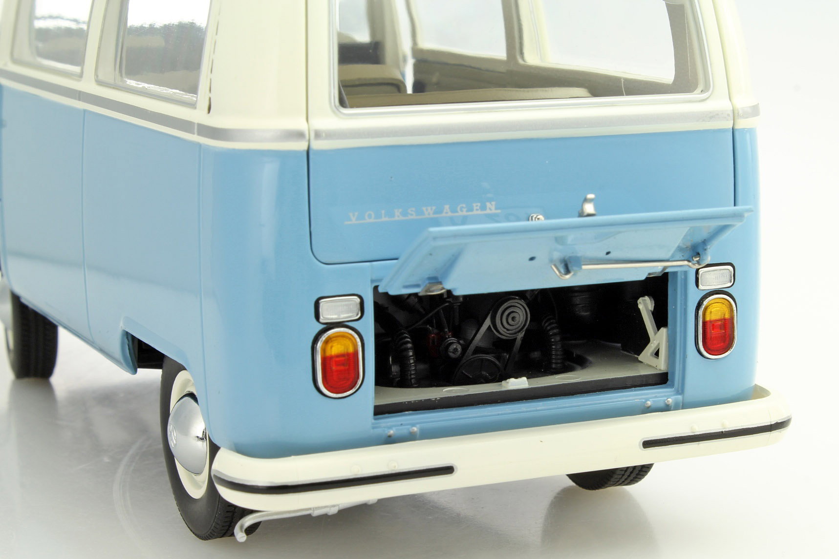 Volkswagen VW T2a Bus Year 1967-70 blue / white 1:18 Schuco
