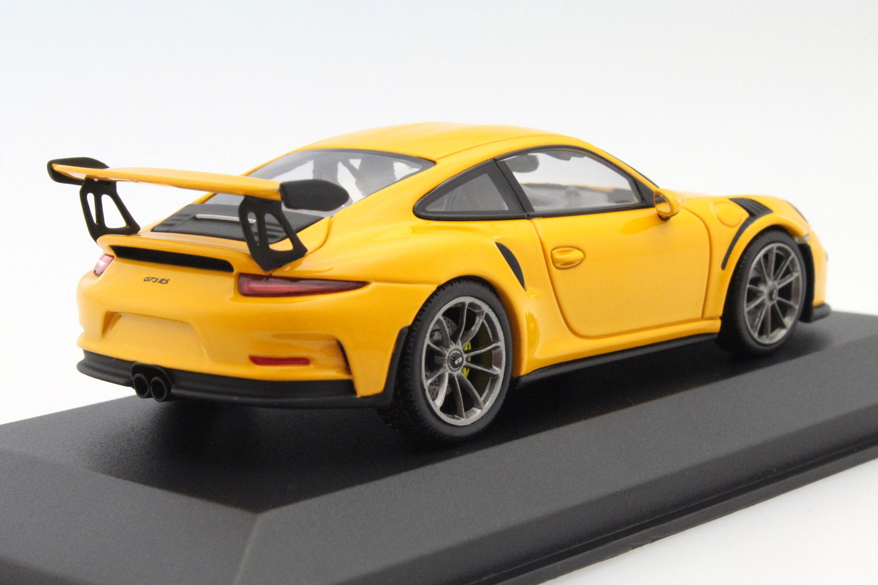 Porsche 911 (991) GT3 RS signal yellow 1:43 Minichamps