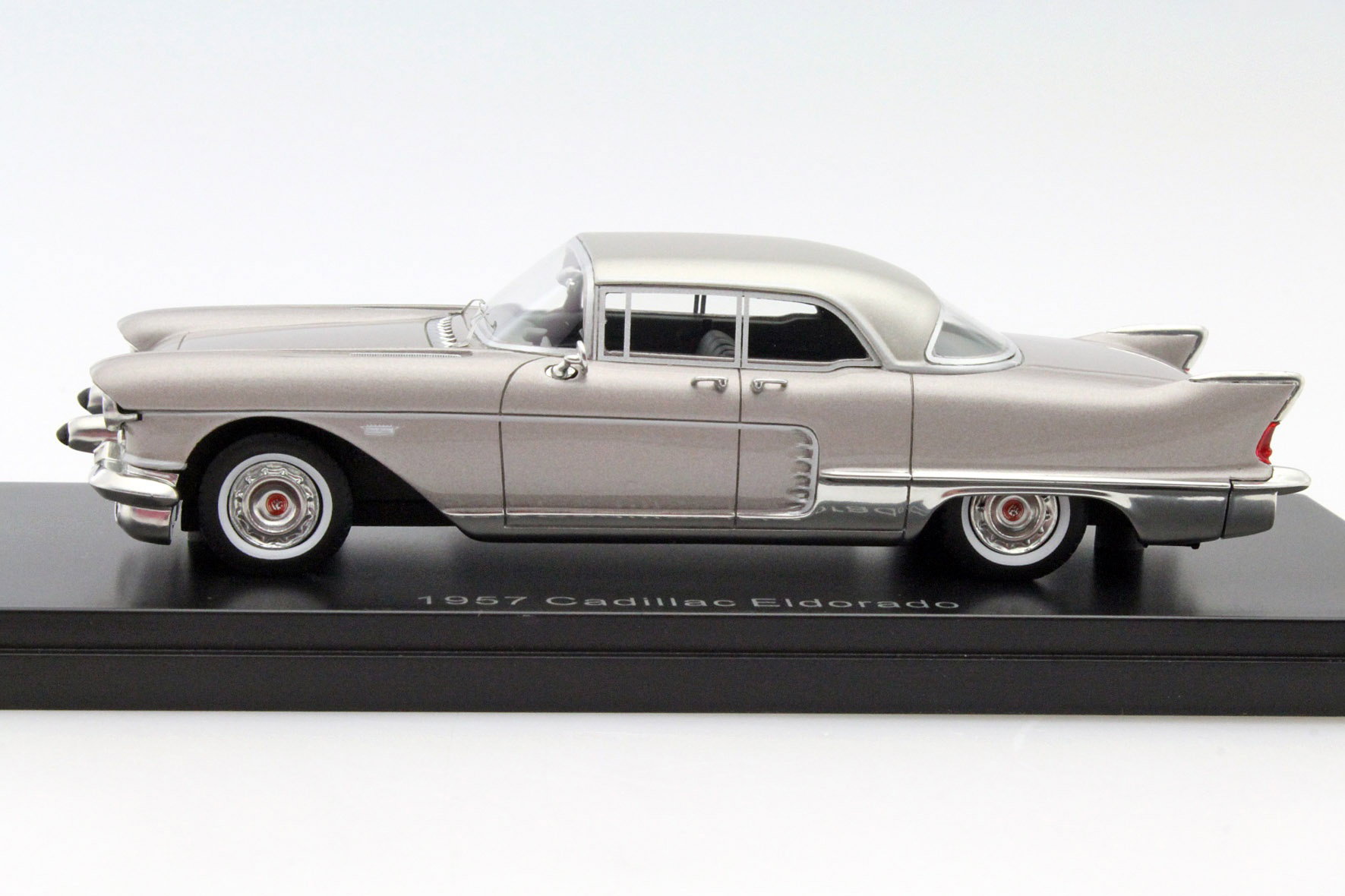 Cadillac Eldorado år 1957 beige metallic 1:43 Neo