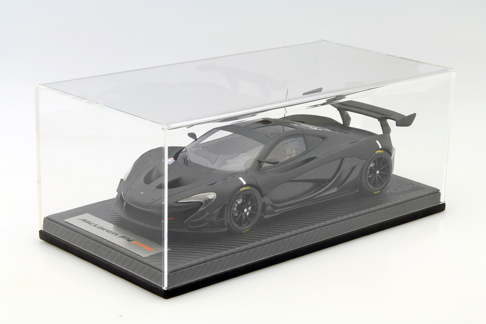 McLaren P1 GTR Construction year 2015 carboxylic / black with showcase 1:18 Tecnomodel