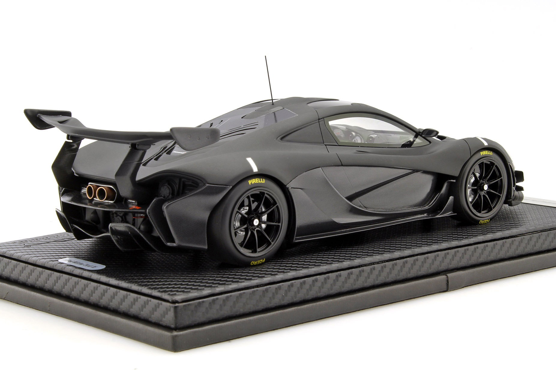 McLaren P1 GTR Construction year 2015 carboxylic / black with showcase 1:18 Tecnomodel