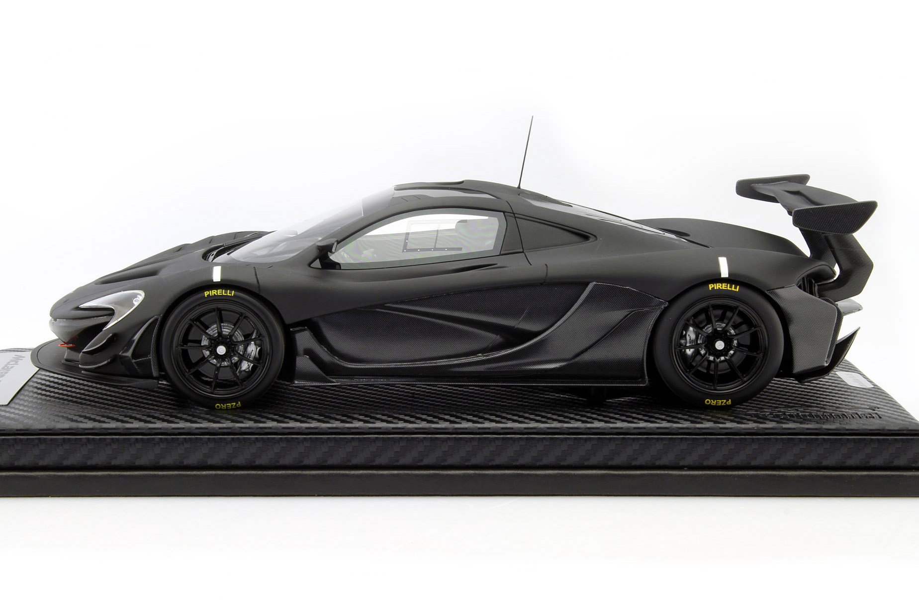 McLaren P1 GTR Construction year 2015 carboxylic / black with showcase 1:18 Tecnomodel