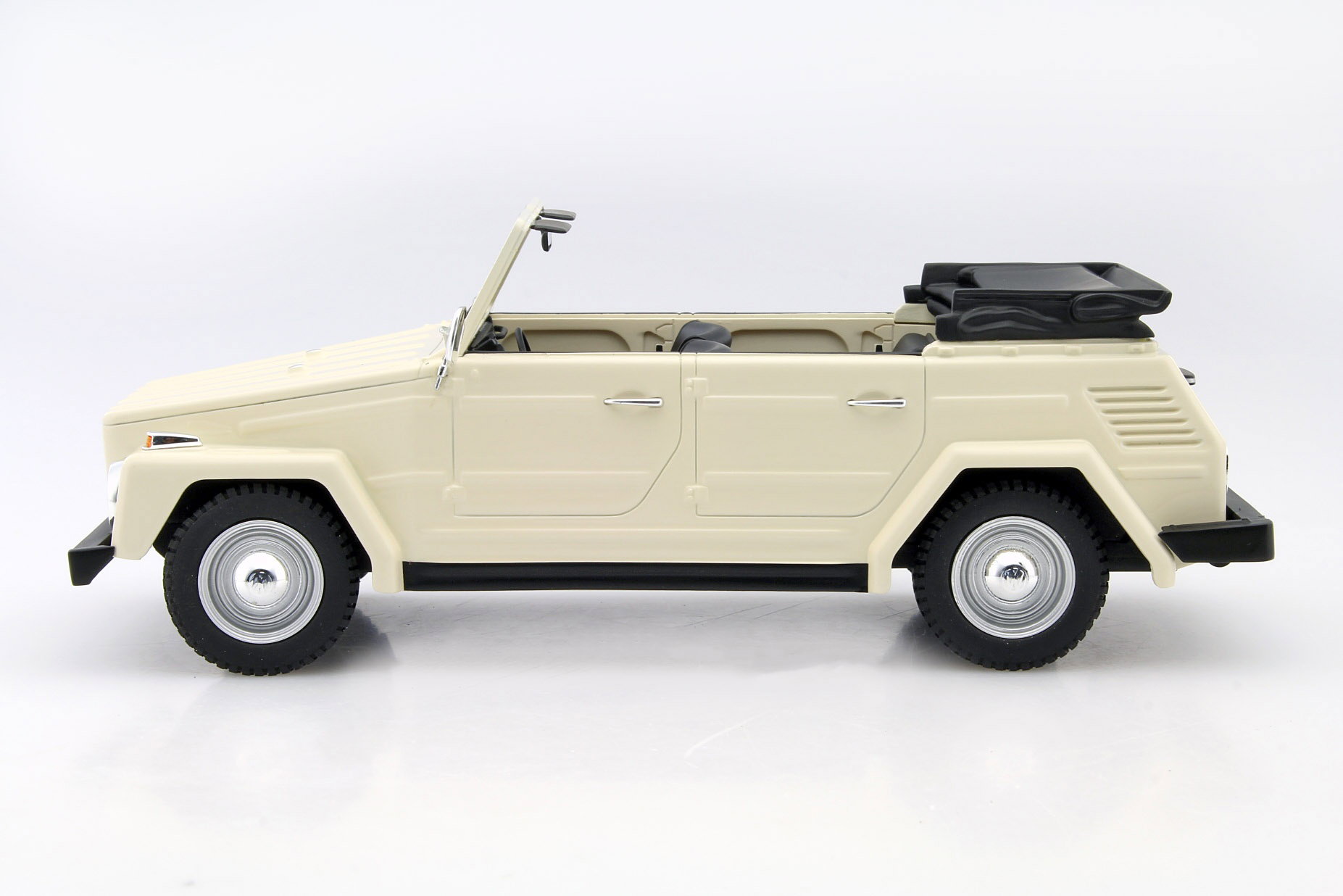 Volkswagen VW 181 white 1:18 Cult Scale