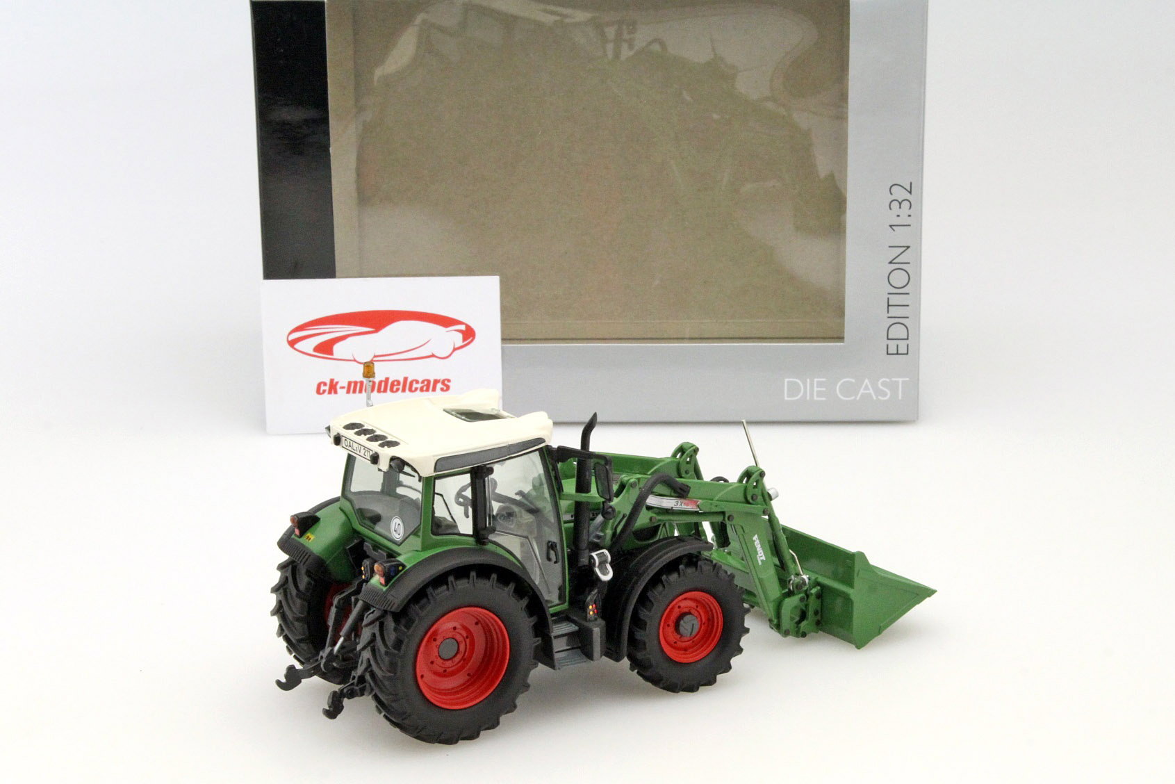 Fendt 211 Vario met voorladers groen 1:32 Schuco