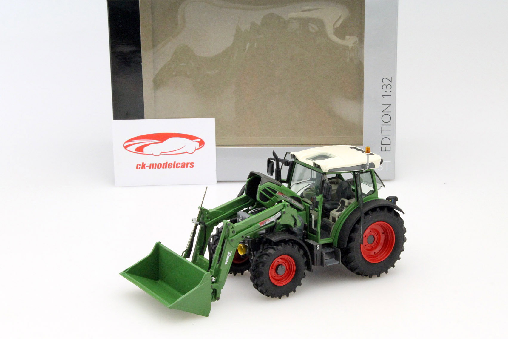 Fendt 211 Vario met voorladers groen 1:32 Schuco