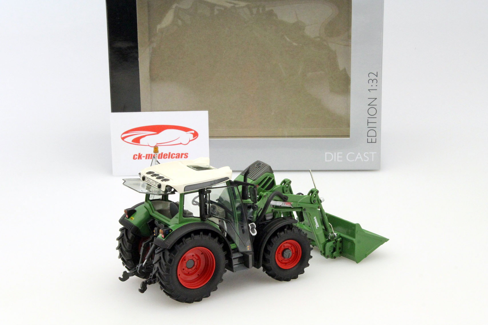 Fendt 211 Vario met voorladers groen 1:32 Schuco