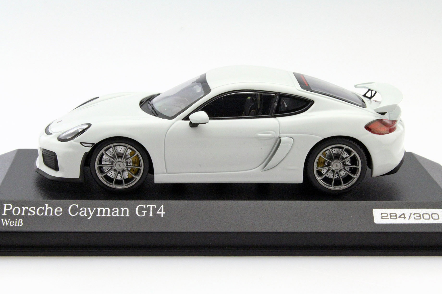 Porsche Cayman GT4 white 1:43 Minichamps