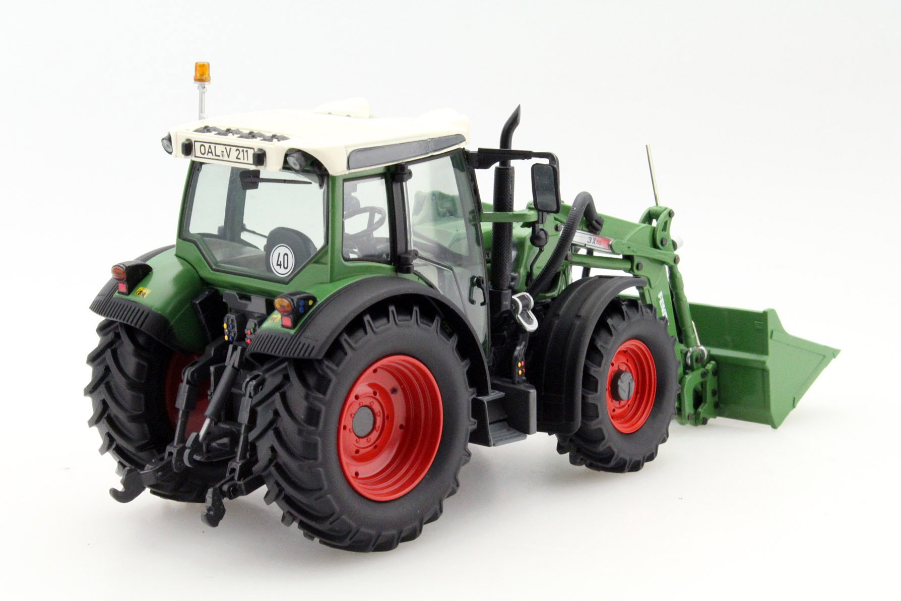 Fendt 211 Vario met voorladers groen 1:32 Schuco