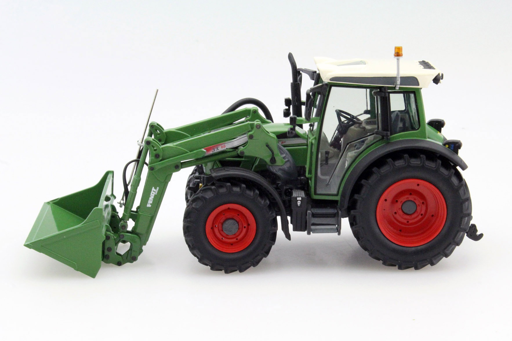 Fendt 211 Vario met voorladers groen 1:32 Schuco