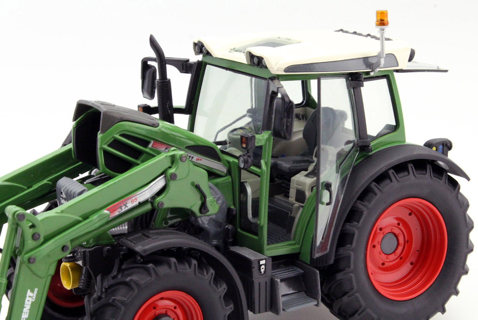 Fendt 211 Vario met voorladers groen 1:32 Schuco