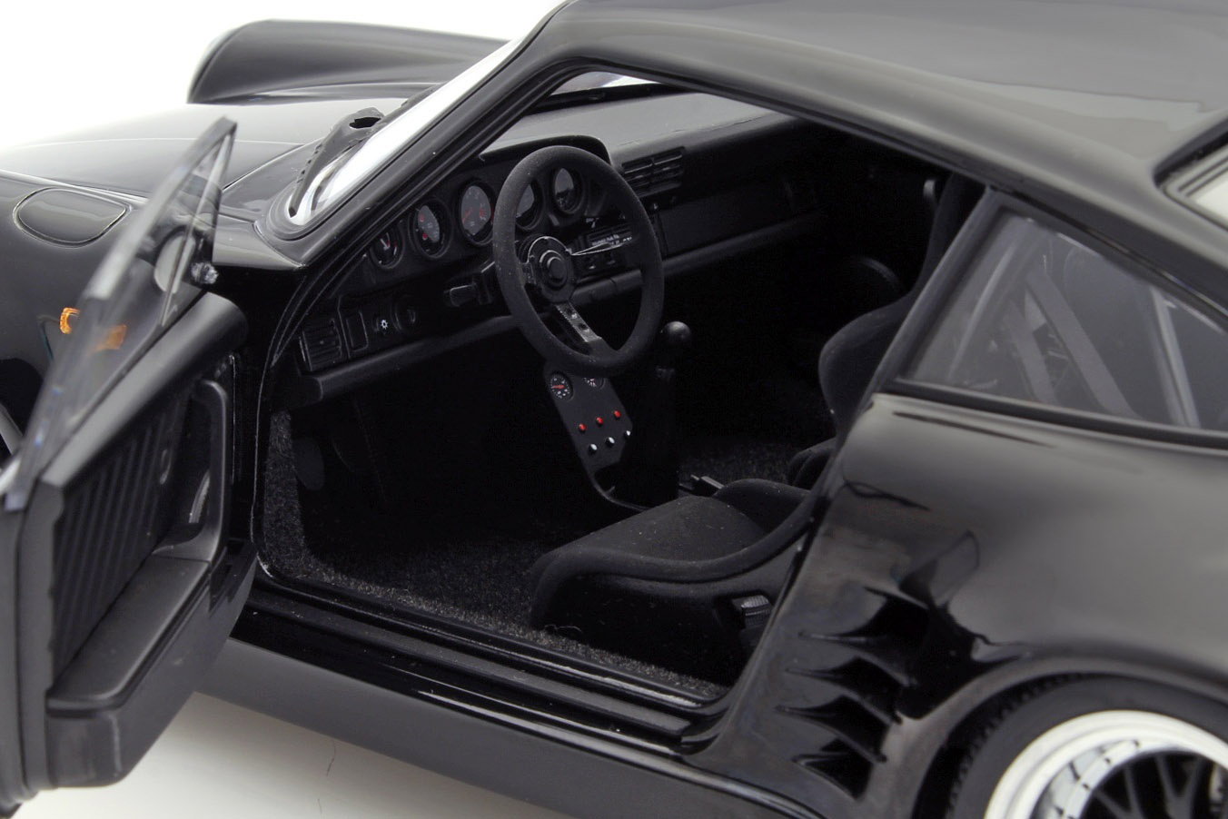Porsche 911 (930) Turbo Wangan Midnight noir 1:18 AUTOart