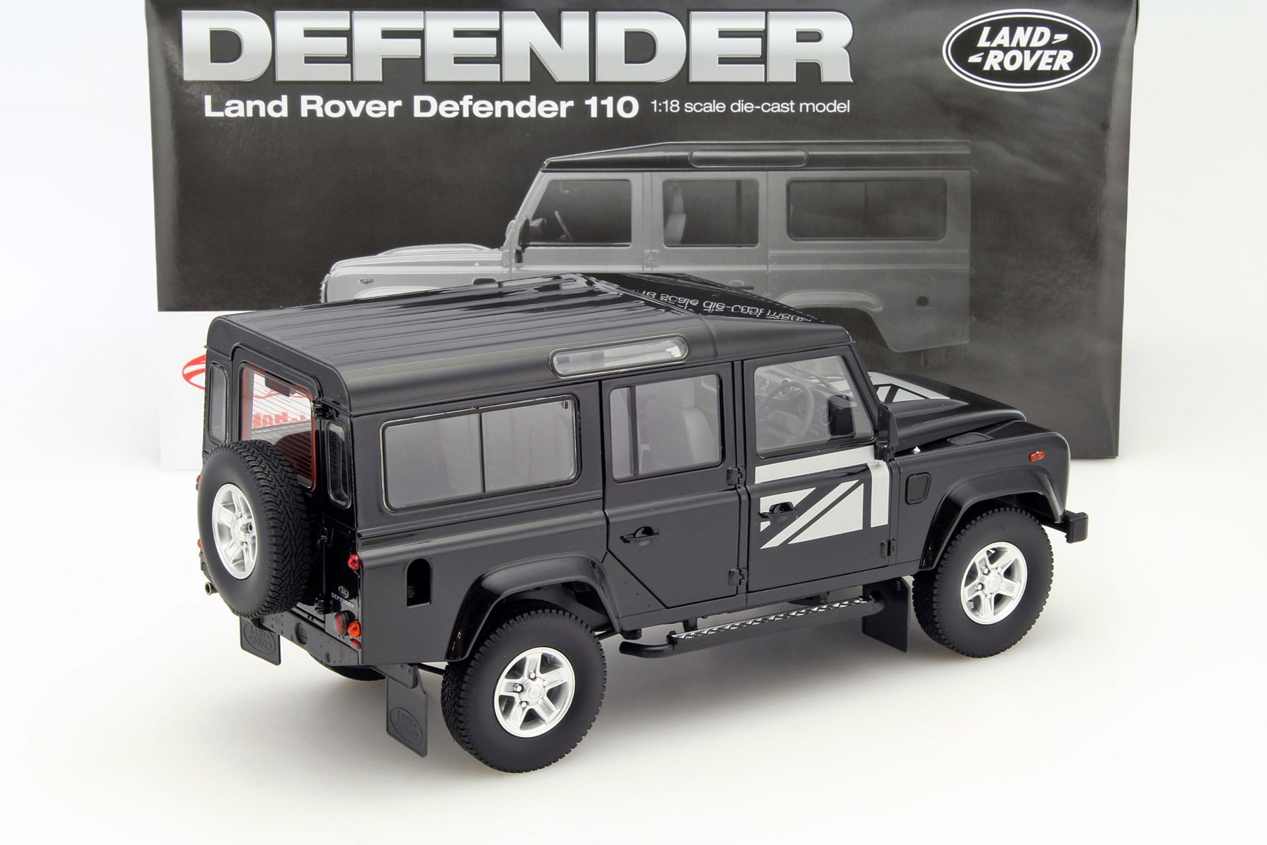 Land Rover Defender 110 RHD black 1:18 Century Dragon