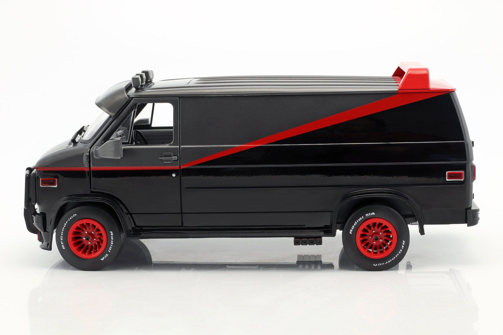 B.A.'s GMC Vandura ano de construção 1983 série de TV o A-Team (1983-87) preto / vermelho / cinza 1:18 Greenlight