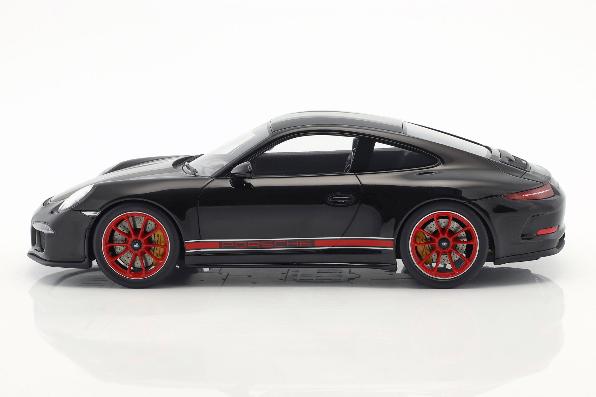 Porsche 911 (991) R year 2016 black / red with showcase 1:18 Spark