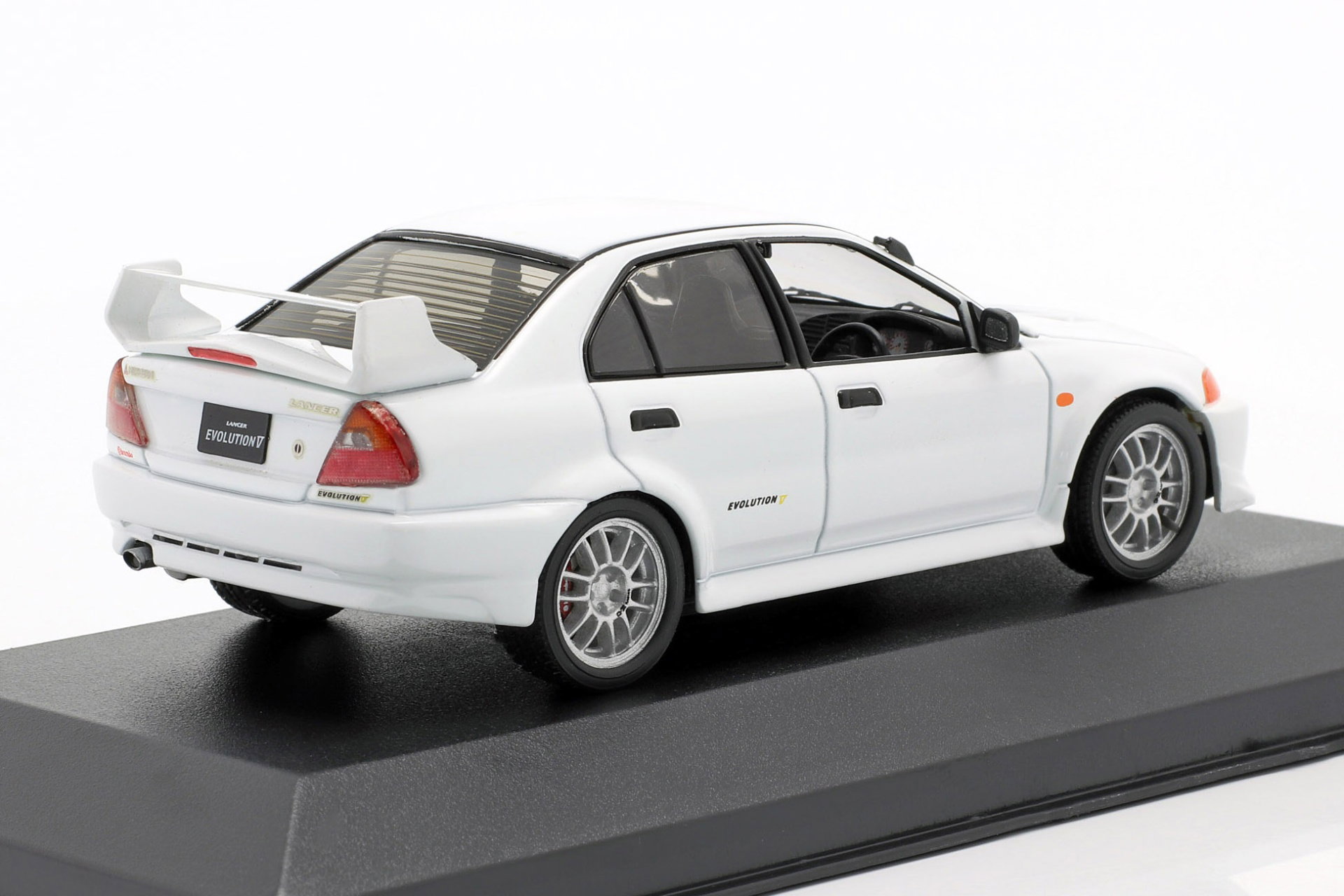 Mitsubishi Lancer Evo V RHD white 1:43 WhiteBox