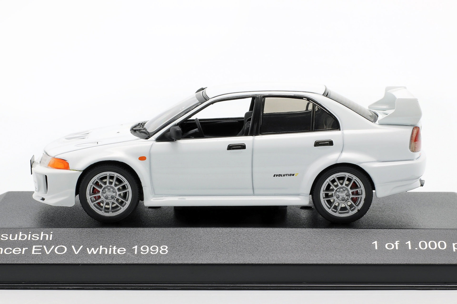 Mitsubishi Lancer Evo V RHD white 1:43 WhiteBox