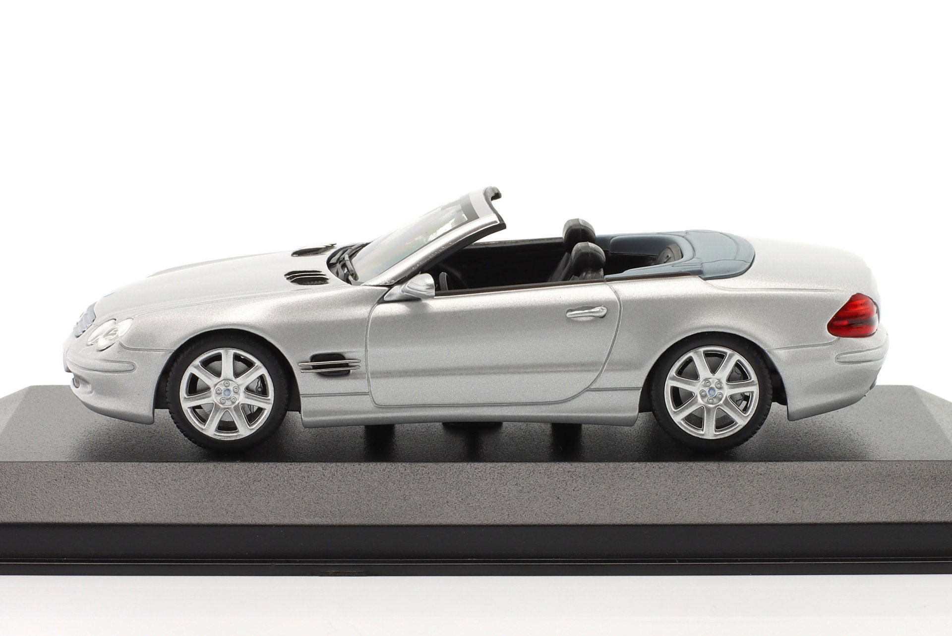 Mercedes-Benz SL klasse (R230) Byggeår 2001 sølv metallisk 1:43 Minichamps