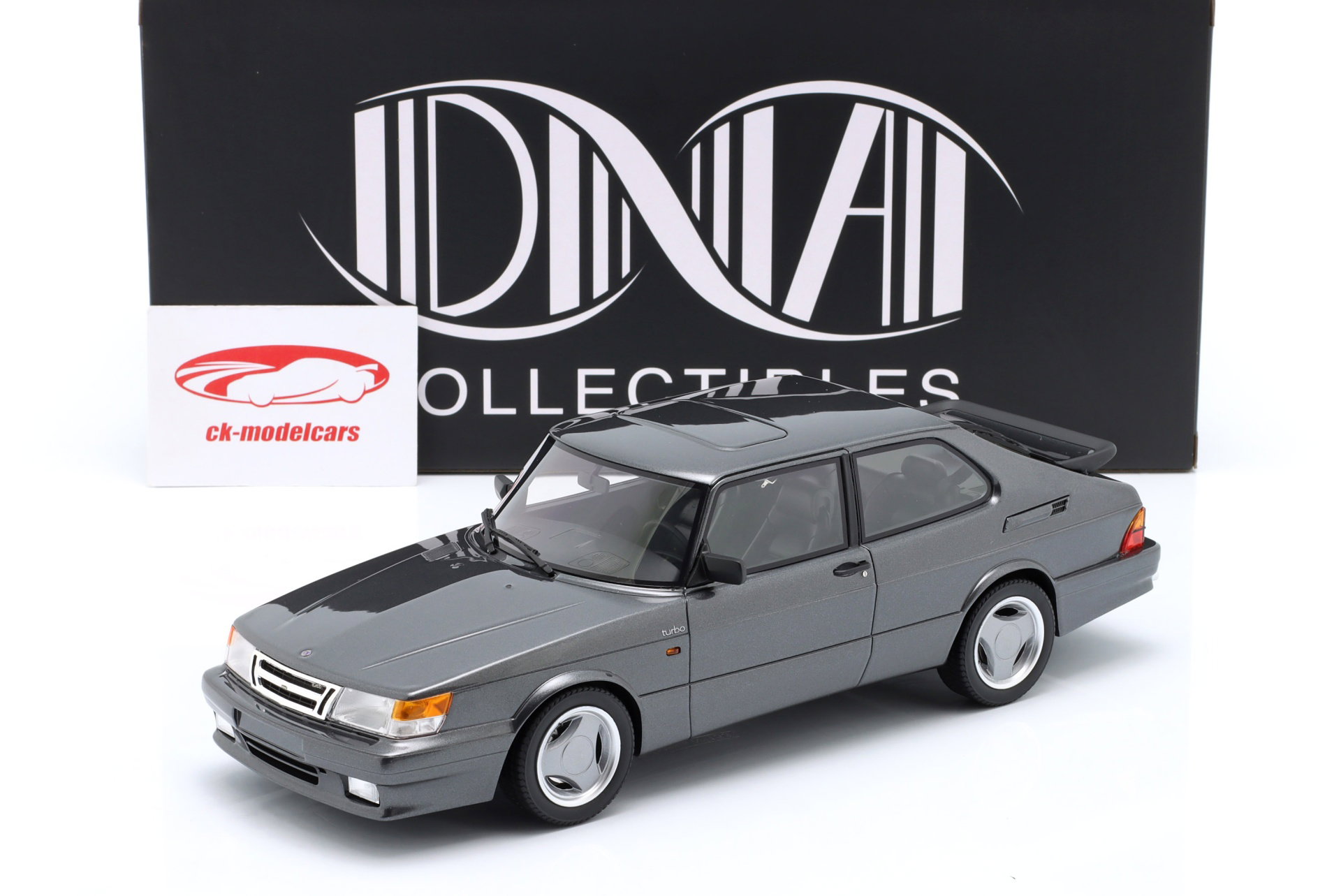 Saab 900 Turbo T16 Airflow Baujahr 1988 grau metallic 1:18 DNA Collectibles