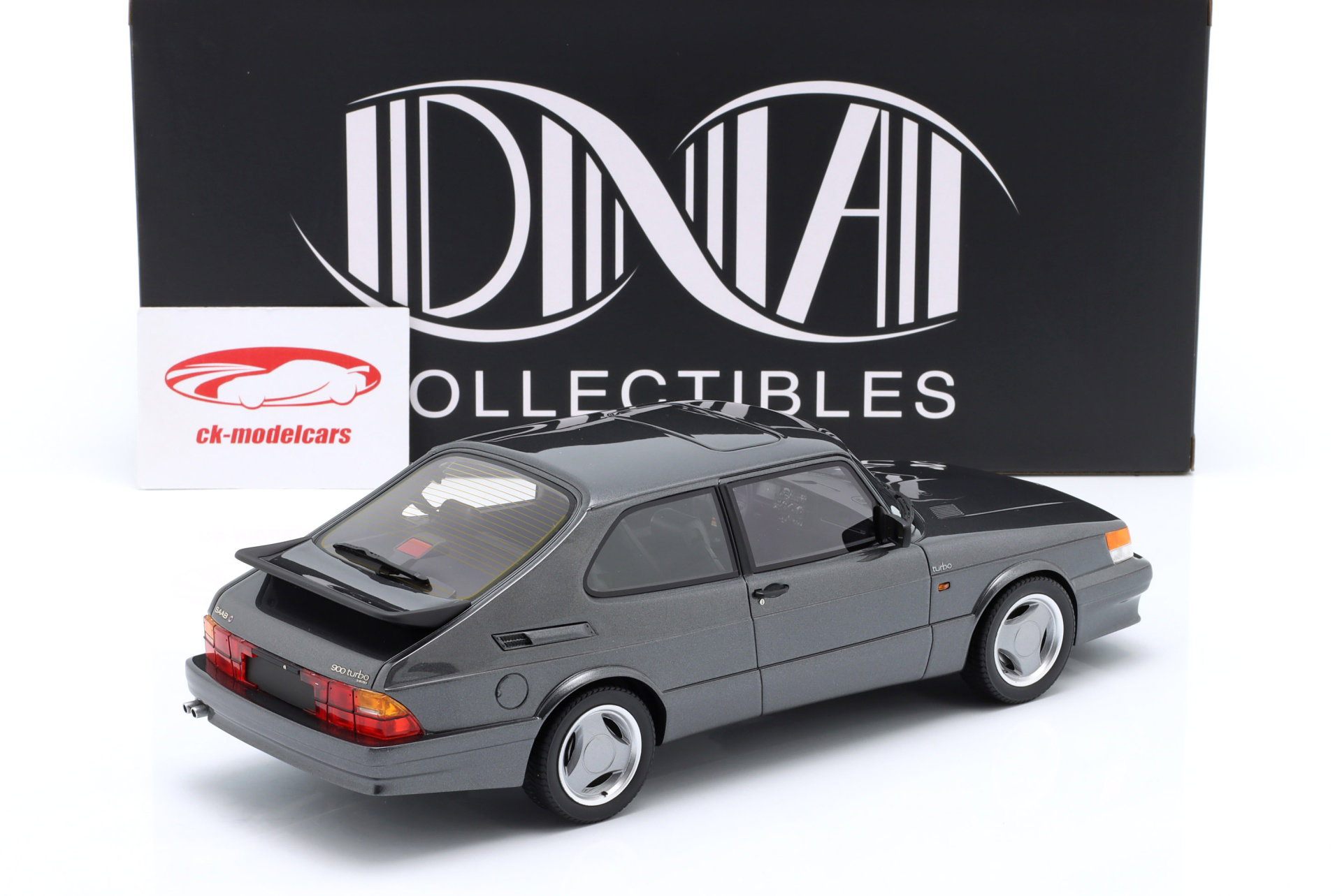 Saab 900 Turbo T16 Airflow Baujahr 1988 grau metallic 1:18 DNA Collectibles