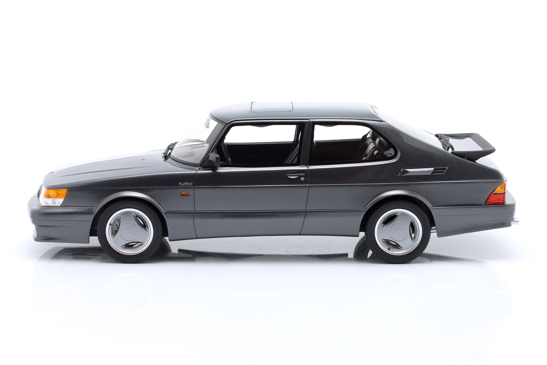 Saab 900 Turbo T16 Airflow Baujahr 1988 grau metallic 1:18 DNA Collectibles