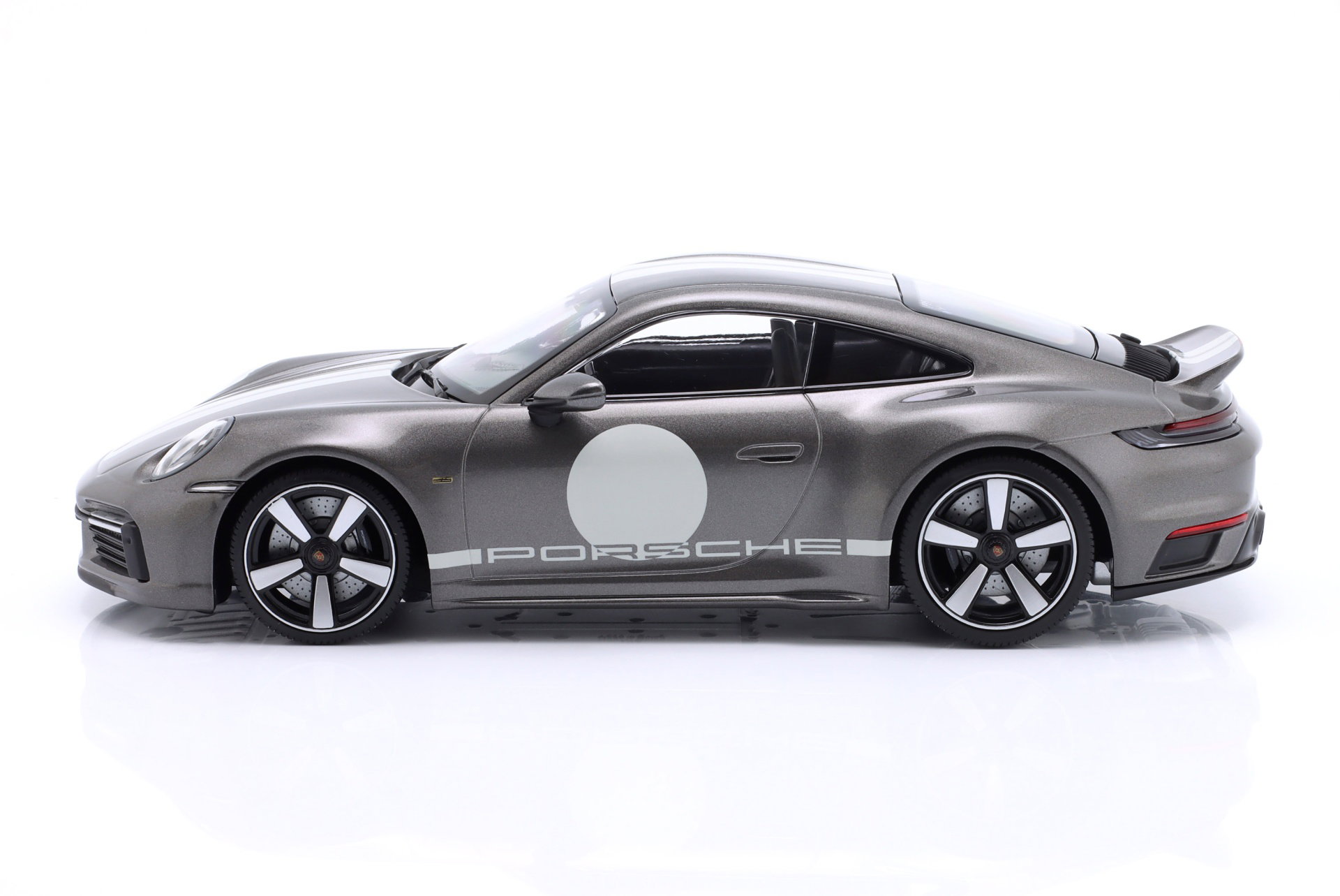 Porsche 911 (992) Sport Classic Año de construcción 2022 gris metálico con decoración 1:18 Minichamps
