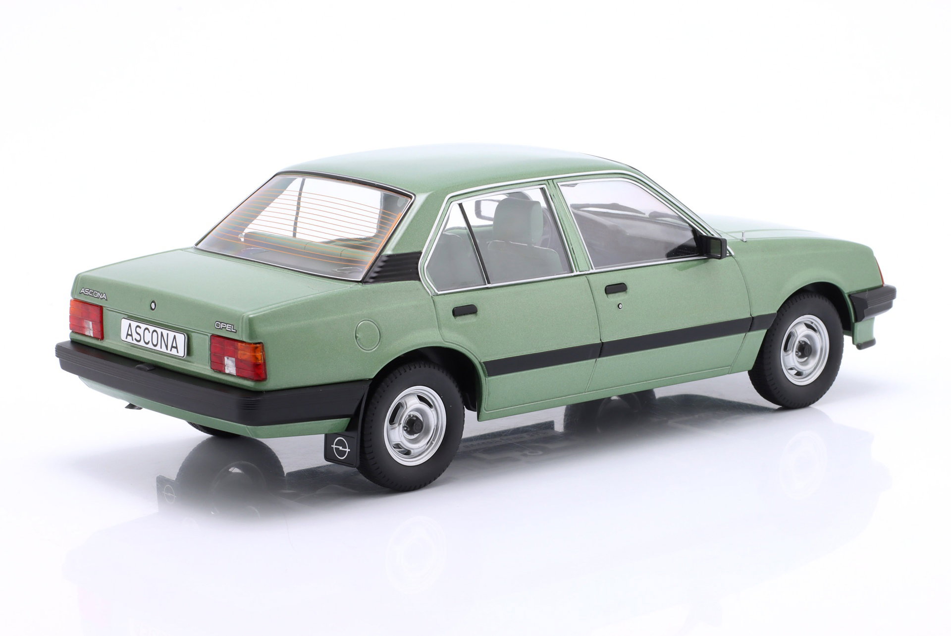 ModelCarGroup 1:18 Opel Ascona C 建設年 1981 薄緑 メタリック
